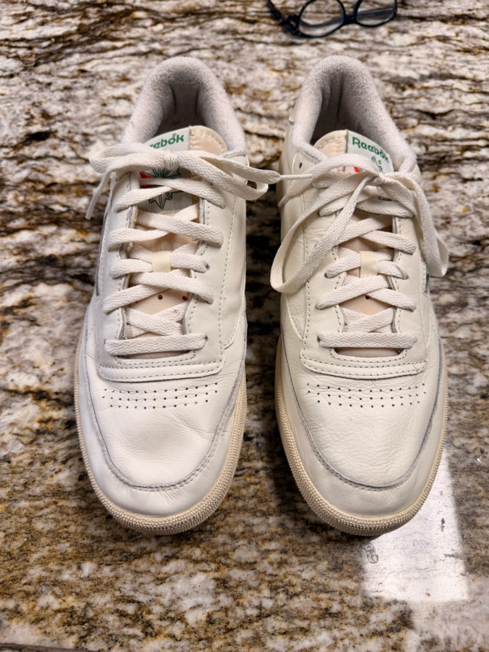 Reebok Men’s Size 12 Vintage White Leather with Green Logo Accent Sneakers - Picture 9 of 9